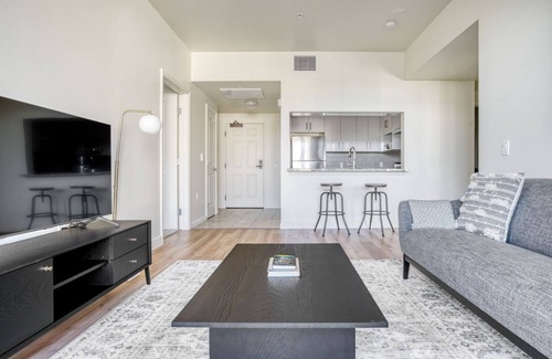 Evergreen Park Apartment | Sunny Palo Alto 2BR w/W/D & Pool, walk to Pinterest, by Blueground