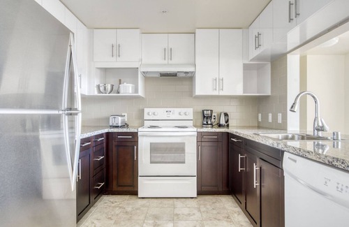 Evergreen Park Apartment | Sunny Palo Alto 2BR w/W/D & Pool, walk to Pinterest, by Blueground