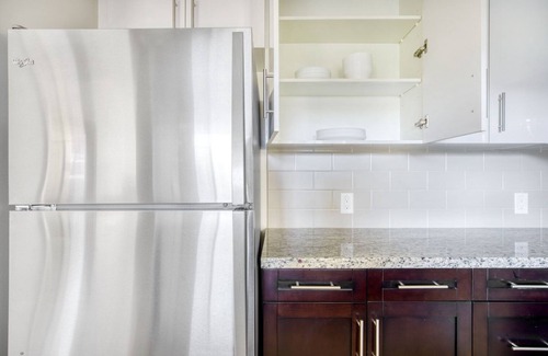 Evergreen Park Apartment | Sunny Palo Alto 2BR w/W/D & Pool, walk to Pinterest, by Blueground
