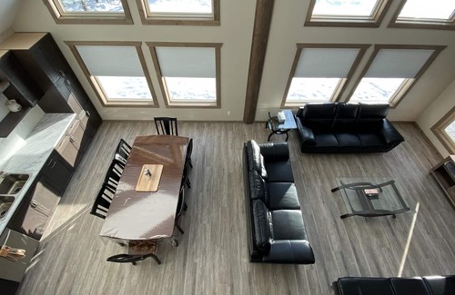 Valemount House | Sunny Peaks - Four Bedroom House, Sleeps 10