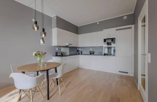 Ytrebygda Apartment | Sunny penthouse - central and close to the airport