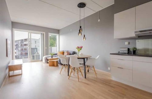 Ytrebygda Apartment | Sunny penthouse - central and close to the airport