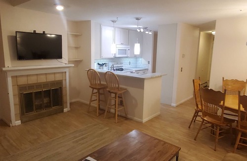 Arapahoe Ridge Condo | Sunny Pet friendly 2bd/2ba condo w/pool & hot tub