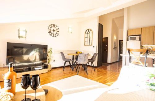 Denovici Apartment | Sunny Portside Apartment