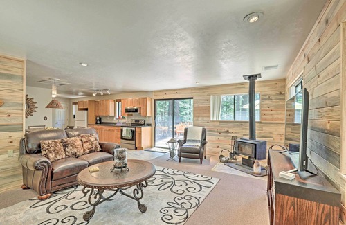 Prescott Cabin | Sunny Prescott Cabin w/ Deck & Grill, 1 Mi to Lake