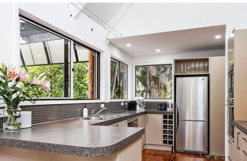 Titirangi House | Sunny, private retreat amongst the trees