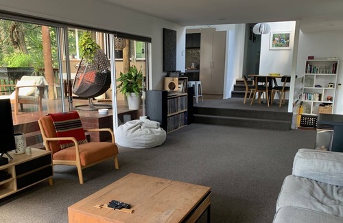 Titirangi House | Sunny, private retreat amongst the trees