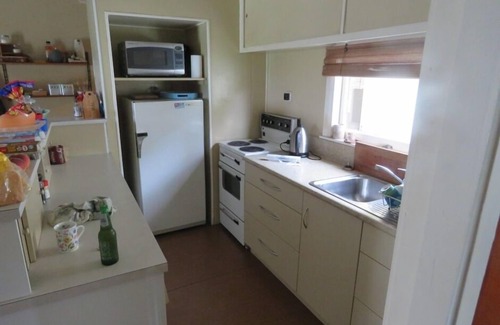 Mahia House | Sunny quiet bach by the beach