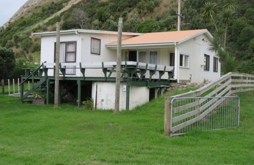 Mahia House | Sunny quiet bach by the beach
