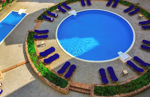 Al Mamsha El Seyahi Hotel | Sunny Retreat! 4 Family-Friendly Units with Outdoor Pool and Balcony