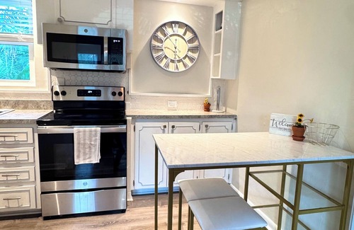 Southside House | Sunny Retreat: 2BR Cozy Cottage 5 min to Palm Beach!n