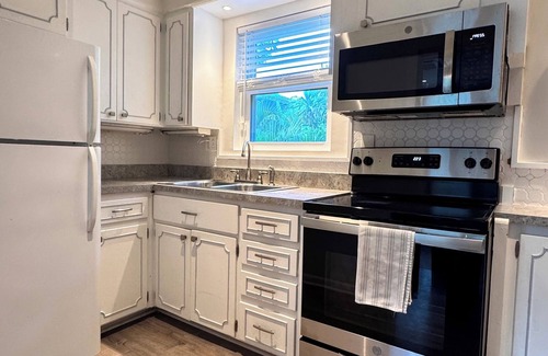 Southside House | Sunny Retreat: 2BR Cozy Cottage 5 min to Palm Beach!n