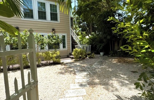Southside House | Sunny Retreat: 2BR Cozy Cottage 5 min to Palm Beach!n