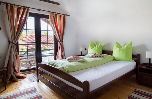 Cartisoara Ski Chalet | sunny rooms with soft beds, ideal for lazy afternoons and silent nights
