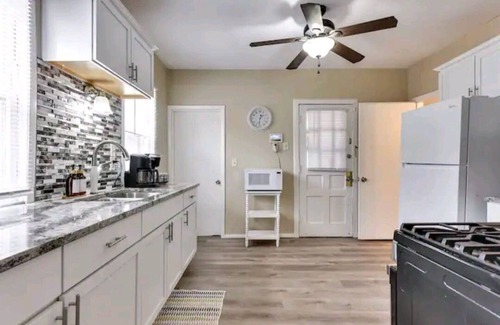 Dahlman House | Sunny's Haven in Little Italy