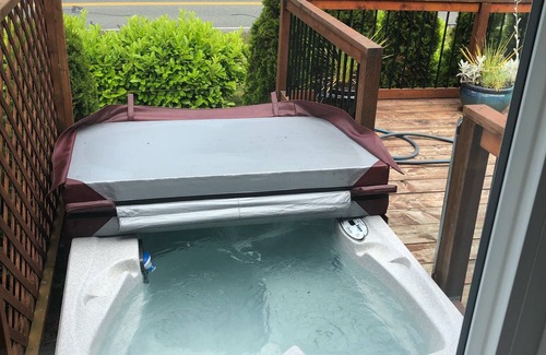 Chemainus Cottage | Sunny Saltair Seaview Cottage with Private Hot Tub