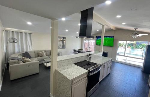 Serra Mesa House | Sunny San Diego, Entire home, Pool, Free Parking, BBQ, Pets allowed, family neighborhood!