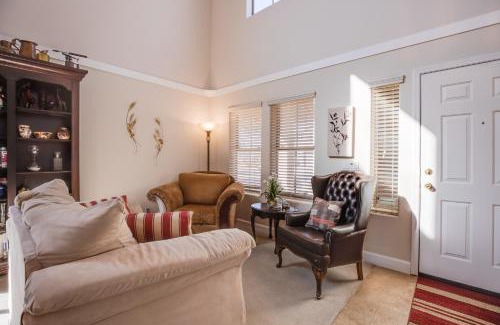 San Tan Valley House | Sunny San Tan Valley Home with Grill on Golf Course!
