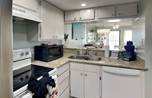 Galveston Condo | Sunny Sands | Cozy, Beachfront Condo