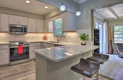 Alta Vista House | Sunny Sarasota Home w/Yard < 2 Mi to Downtown!