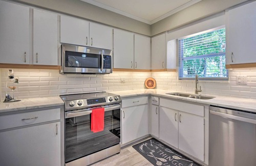 Alta Vista House | Sunny Sarasota Home w/Yard < 2 Mi to Downtown!