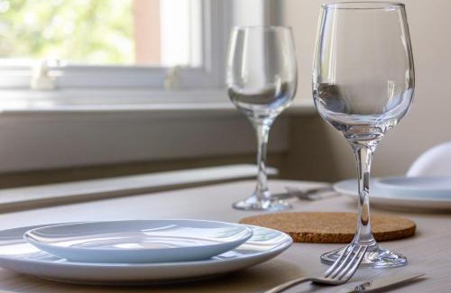 Merchiston Apartment | Sunny Scandi Edinburgh Retreat 1BR, Close to Murrayfield and Convenient Transportation to City Centre