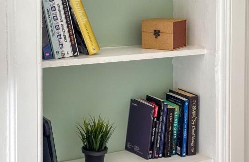 Merchiston Apartment | Sunny Scandi Edinburgh Retreat 1BR, Close to Murrayfield and Convenient Transportation to City Centre