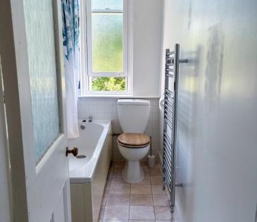 Merchiston Apartment | Sunny Scandi Edinburgh Retreat 1BR, Close to Murrayfield and Convenient Transportation to City Centre