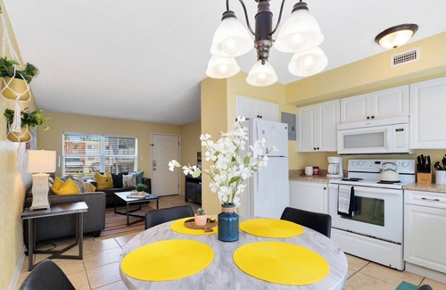 Indian Harbour Beach Apartment | Sunny Sea~ Walk to the beach, Pool, BBQ, Gym, Game