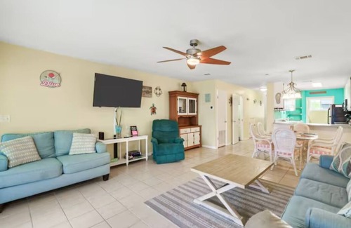 Riviera Beach Condo | Sunny Seaside Townhouse - Your Perfect Summer Escape