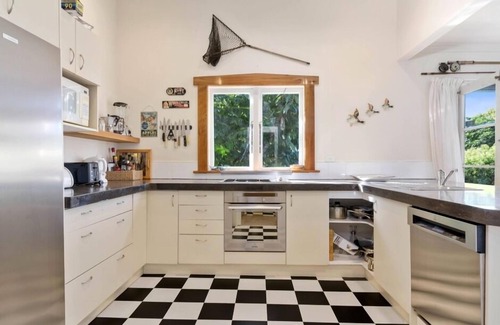 Hatepe House | Sunny, sheltered, spacious, 50 metres to the beach