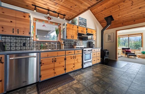 Fanny Bay House | Sunny Shores Beach House w/Mountain Views
