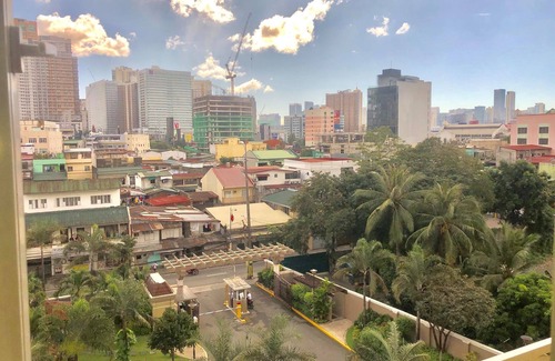 Malamig Condo | Sunny Side Condo Over looking Makati Metro Manila with Resort Pool.