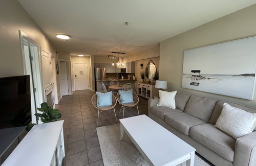 South Pandosy Condo | Sunny Side Condo w/pool - 5 min walk to the beach