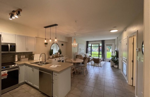 South Pandosy Condo | Sunny Side Condo w/pool - 5 min walk to the beach