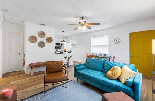 Sailboat Bend Condo | Sunny Side Stay Condo- 2 bed 1 bath Near Riverwalk