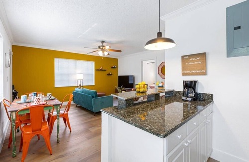 Sailboat Bend Condo | Sunny Side Stay Condo- 2 bed 1 bath Near Riverwalk