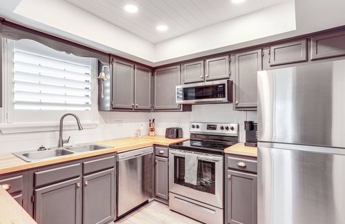Suwannee House | 'Sunny Side Up' Canal-Front Getaway w/Dock!
