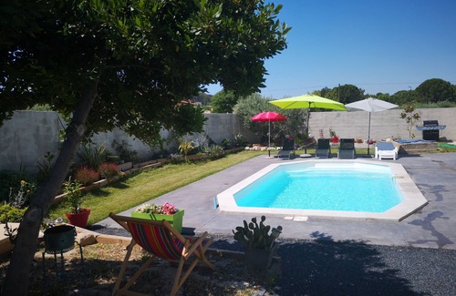 Velaux Apartment | Sunny south-facing apartment with swimming pool and private parking lot
