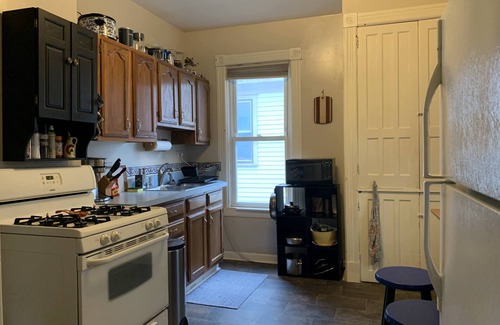 Stockade Historic District Apartment | Sunny Spacious 2nd Fl home near Union College, Proctors, Ellis
