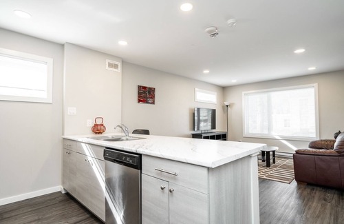 Winnipeg House | Sunny, Spacious 3 Br. Suite, close to downtown