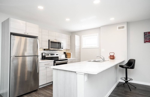 Winnipeg House | Sunny, Spacious 3 Br. Suite, close to downtown