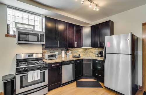 Bucktown Condo | Sunny & Spacious Bucktown 3Bd/2Ba w/Laundry