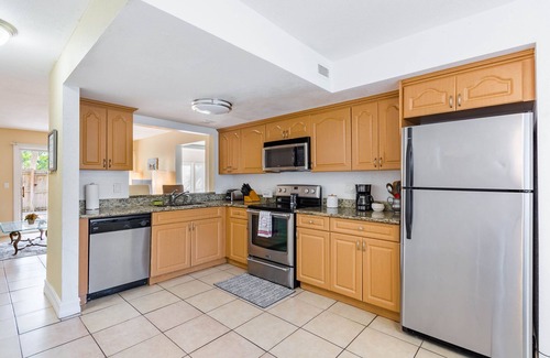 Gulf Gate Estates Apartment | Sunny Spacious Condo 3 Miles to Siesta Key Beach