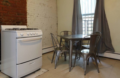 Newport Apartment | Sunny, Spacious Floor-Through Apartment - Downtown Jersey City - JCretreat