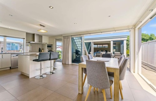 Mount Maunganui House | Sunny & Spacious Beach Villa