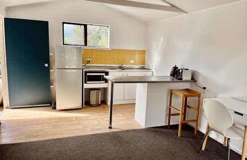 Waiheke Island Cottage | Sunny & Spacious Palm Beach Studio - 15 min walk to Palm Beach