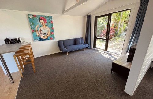 Waiheke Island Cottage | Sunny & Spacious Palm Beach Studio - 15 min walk to Palm Beach