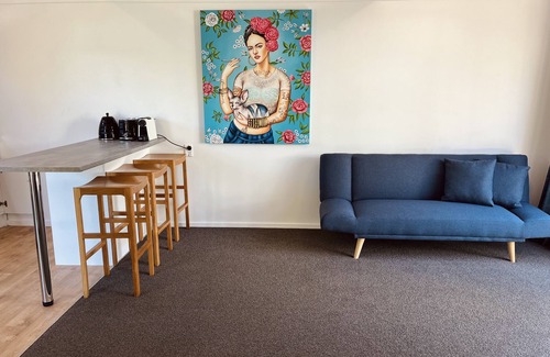 Waiheke Island Cottage | Sunny & Spacious Palm Beach Studio - 15 min walk to Palm Beach