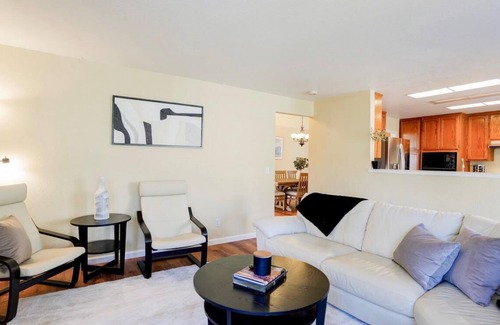 Windsor House | SUNNY SPACIOUS RETREAT NEAR GOLF COURSE W/HOT TUB - WINE COUNTRY GETAWAY